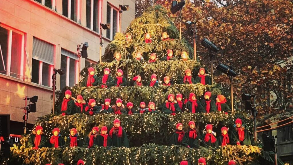 singing-christmas -tree